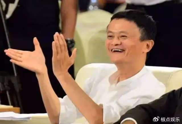 馬雲現身塞拉耶佛考察!穿百元T恤街頭喝啤酒,20天遊覽了6個國家