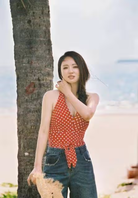 分手後董璇徹底放開,穿著時尚露背裙享受陽光,43歲依然感覺像個少女