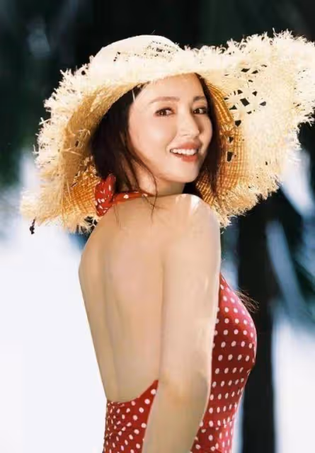 分手後董璇徹底放開,穿著時尚露背裙享受陽光,43歲依然感覺像個少女