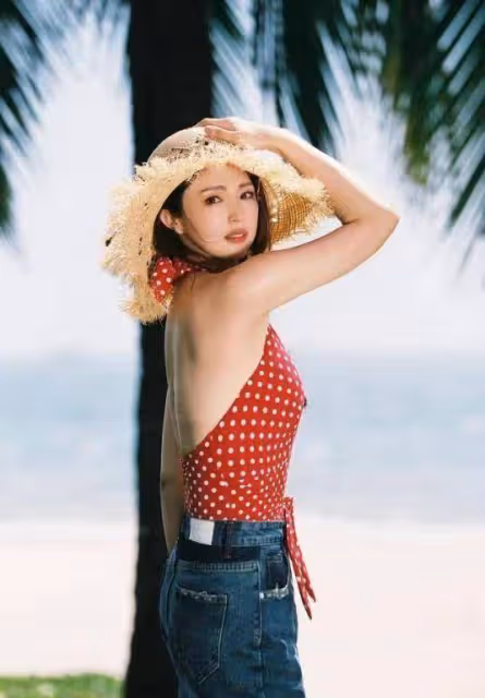分手後董璇徹底放開,穿著時尚露背裙享受陽光,43歲依然感覺像個少女