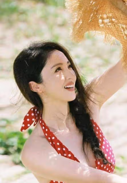 分手後董璇徹底放開,穿著時尚露背裙享受陽光,43歲依然感覺像個少女