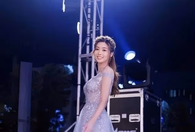 恭喜!TVB知名男星戀情曝光,與小10歲港姐在戲院密會舉止親密