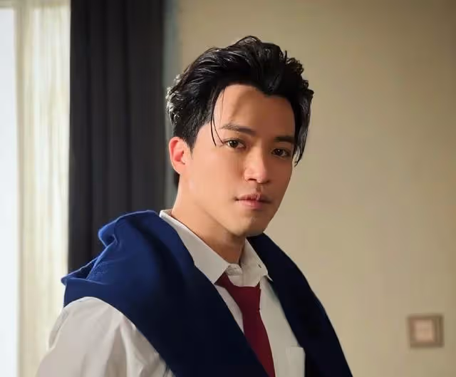 恭喜!TVB知名男星戀情曝光,與小10歲港姐在戲院密會舉止親密