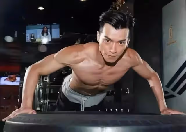 恭喜!TVB知名男星戀情曝光,與小10歲港姐在戲院密會舉止親密