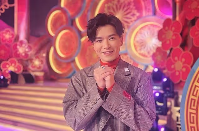 恭喜!TVB知名男星戀情曝光,與小10歲港姐在戲院密會舉止親密