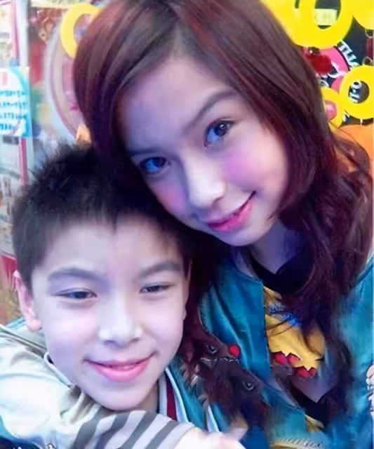 Angelababy一家3口游倫敦,一身行頭超2萬,190cm弟弟穿搭引爭議