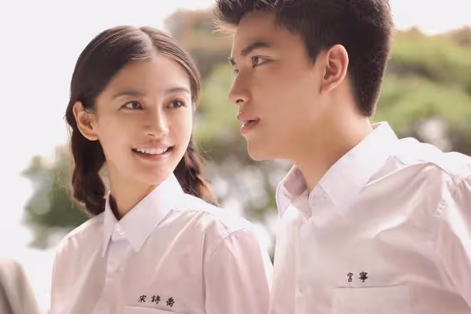 Angelababy一家3口游倫敦,一身行頭超2萬,190cm弟弟穿搭引爭議