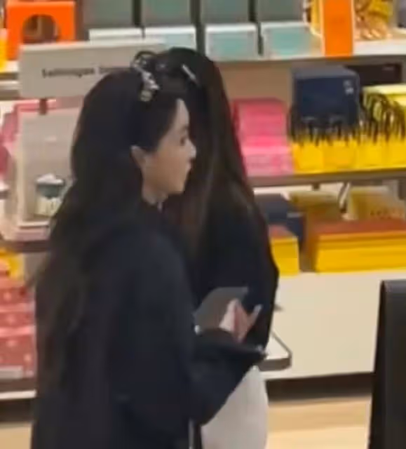 Angelababy一家3口游倫敦,一身行頭超2萬,190cm弟弟穿搭引爭議