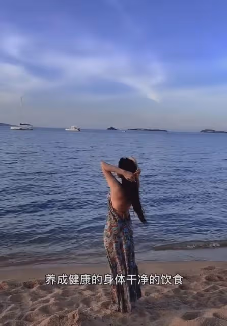 55歲伊能靜泰國秀泳裝,白髮搶鏡,手背暴露年齡,兒子紋身引爭議