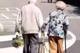 癱瘓了該由誰伺候?子女不孝還是老頭甩鍋?半路夫妻的悲哀誰能懂
