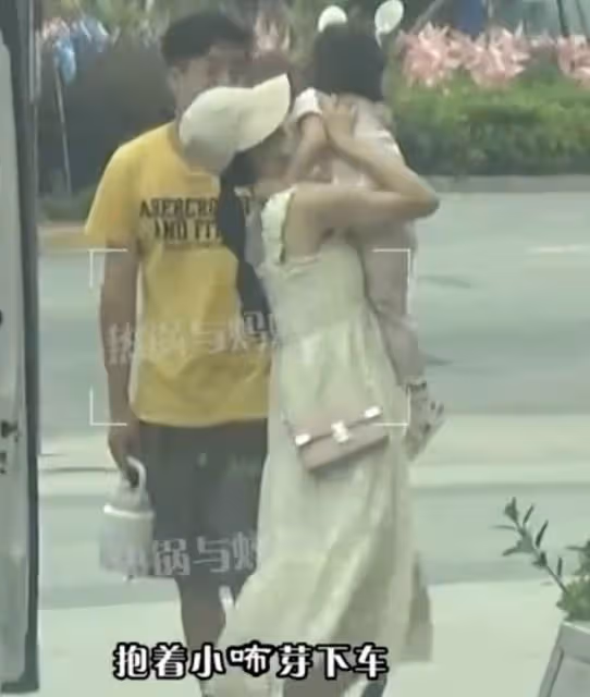 謝娜疑似懷三胎！帶3個女兒逛商場，肚子隆起明顯，被猜懷孕5個月