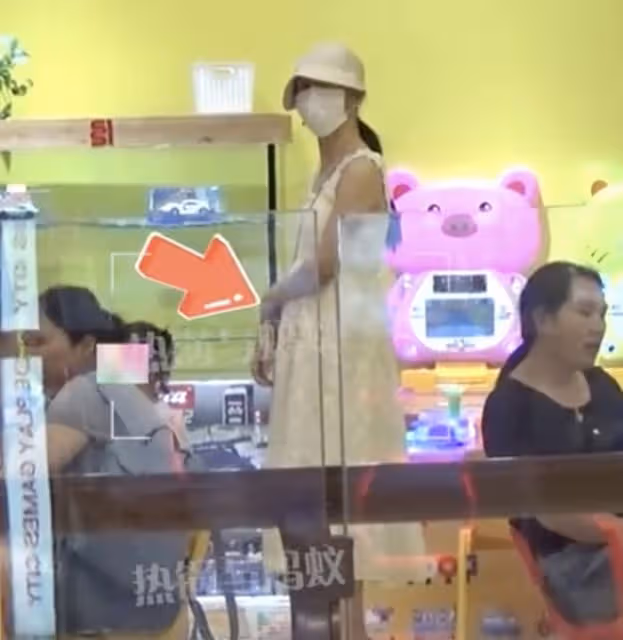 謝娜疑似懷三胎！帶3個女兒逛商場，肚子隆起明顯，被猜懷孕5個月