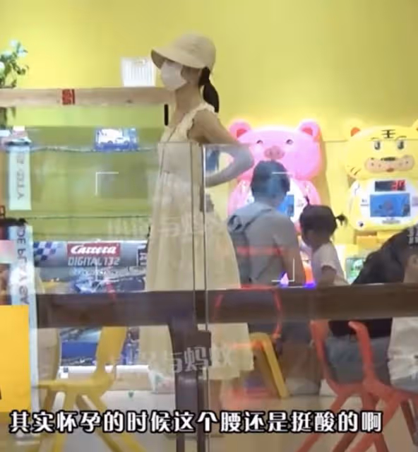 謝娜疑似懷三胎!帶3個女兒逛商場,肚子隆起明顯,被猜懷孕5個月