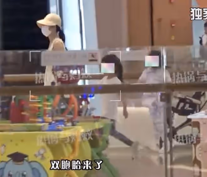 謝娜疑似懷三胎!帶3個女兒逛商場,肚子隆起明顯,被猜懷孕5個月