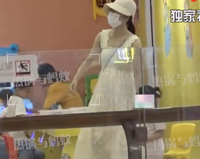 謝娜疑似懷三胎!帶3個女兒逛商場,肚子隆起明顯,被猜懷孕5個月