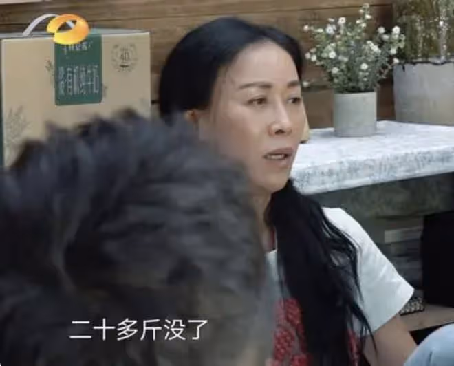 謝娜疑似懷三胎!帶3個女兒逛商場,肚子隆起明顯,被猜懷孕5個月