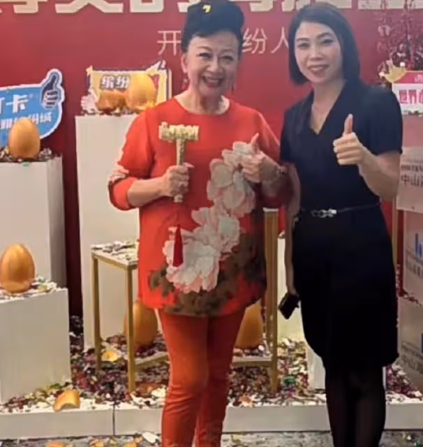 又一港星在中山買房!薛家燕攜好友現身樓盤辦手續,兩人各買一套