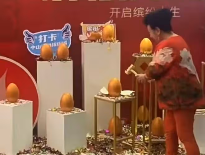 又一港星在中山買房!薛家燕攜好友現身樓盤辦手續,兩人各買一套