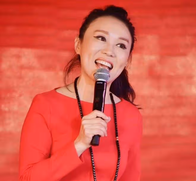 吳瓊與大11歲婆婆聚餐引爭議!不洗手直接抓菜吃,稱呼遭到質疑