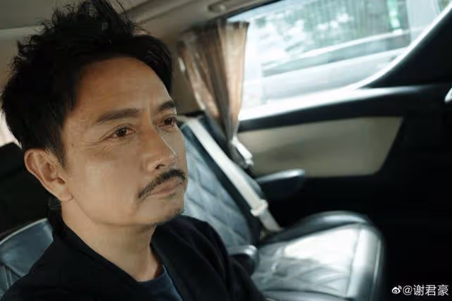 知名港星參加22歲女兒畢業禮!60歲仍帥氣儒雅,曾為救人面部燒傷