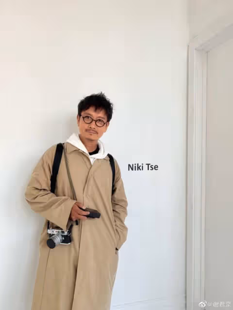 知名港星參加22歲女兒畢業禮!60歲仍帥氣儒雅,曾為救人面部燒傷