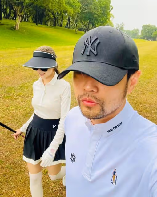 周杰倫帶老婆打高爾夫，與昆凌比耶賣萌狂撒糖，結婚8年甜蜜如初