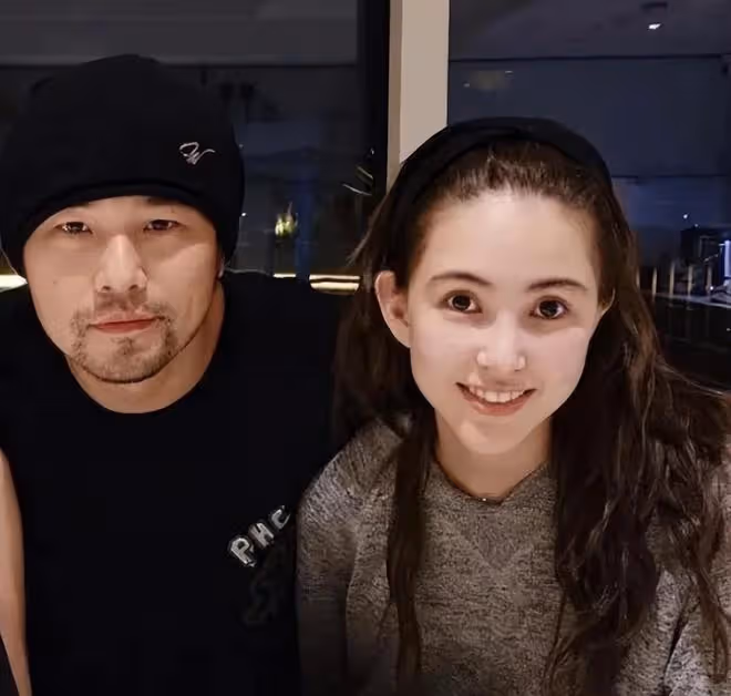 周杰倫帶老婆打高爾夫,與昆凌比耶賣萌狂撒糖,結婚8年甜蜜如初