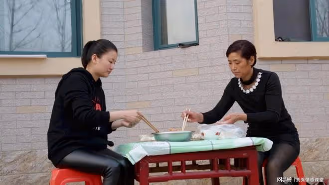 鳳凰男帶弟弟相親,一頓飯消費3000讓女方買單,最終自取其辱