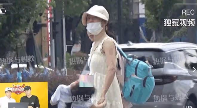 拼兒子？謝娜帶仨女兒逛街，小腹凸起疑似懷孕，知情人：5個月了