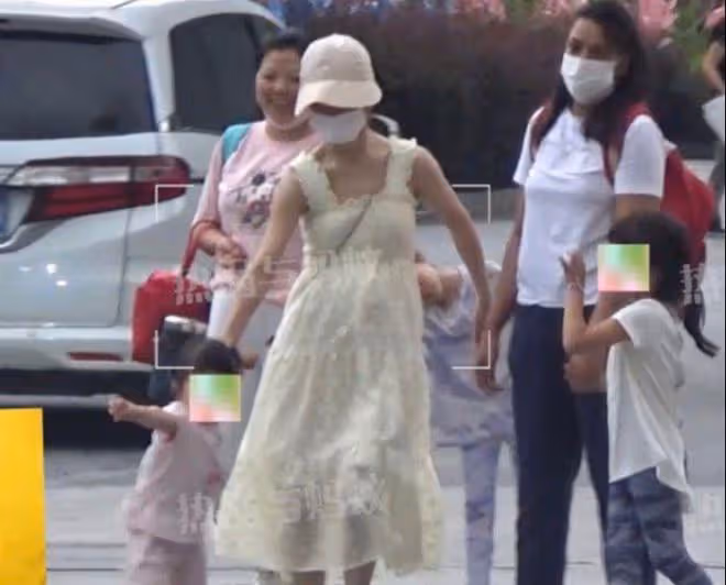拼兒子？謝娜帶仨女兒逛街，小腹凸起疑似懷孕，知情人：5個月了