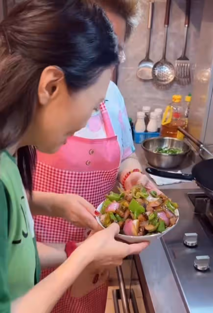 吳瓊曬家庭日常,吃菜用手抓,婆婆臉色難看,稱呼被指像僱傭關係