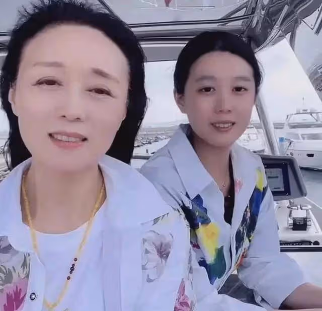 吳瓊曬家庭日常,吃菜用手抓,婆婆臉色難看,稱呼被指像僱傭關係