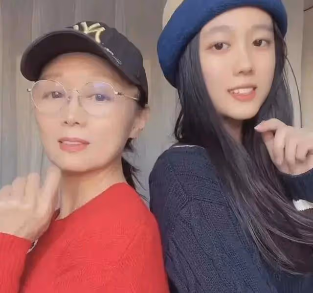 吳瓊曬家庭日常,吃菜用手抓,婆婆臉色難看,稱呼被指像僱傭關係