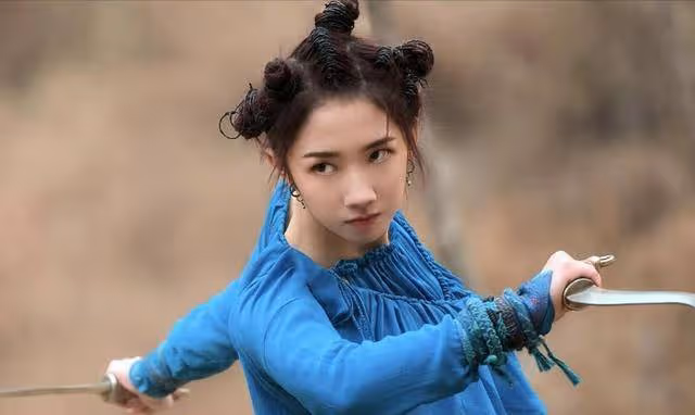 打臉來得太快?當初翹二郎腿點評周傳雄,孟美岐如今也遭晚輩點評