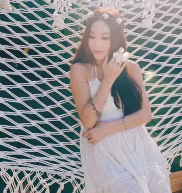 溫碧霞曬印尼生活靚照!光腳逛海灘很悠閒,在當地擁有千萬自建房