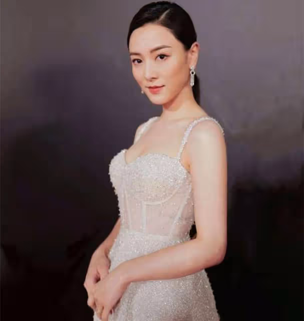 曾志偉兒媳收百萬酬勞拍廣告!穿露背裝秀身材,凹凸有致曲線完美