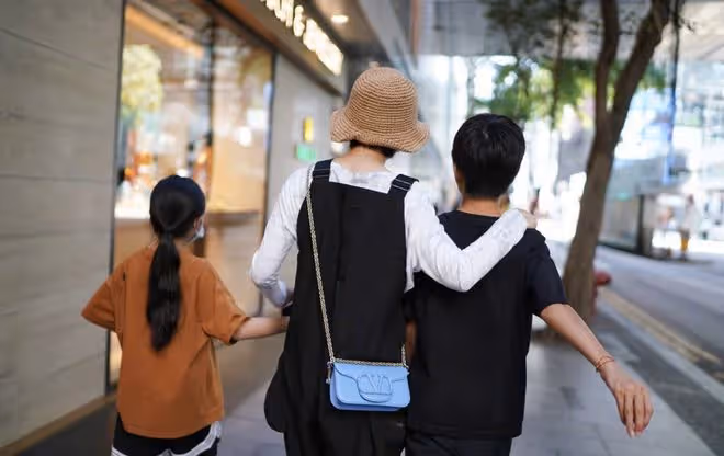 孫儷攜兒女出遊，在維多利亞港拍照背包才2萬元，疑帶孩子吃大席