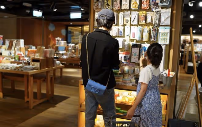 孫儷攜兒女出遊，在維多利亞港拍照背包才2萬元，疑帶孩子吃大席