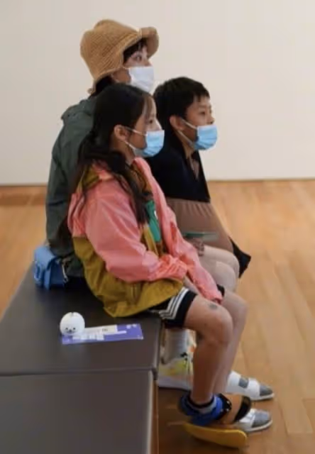 孫儷攜兒女出遊,在維多利亞港拍照背包才2萬元,疑帶孩子吃大席