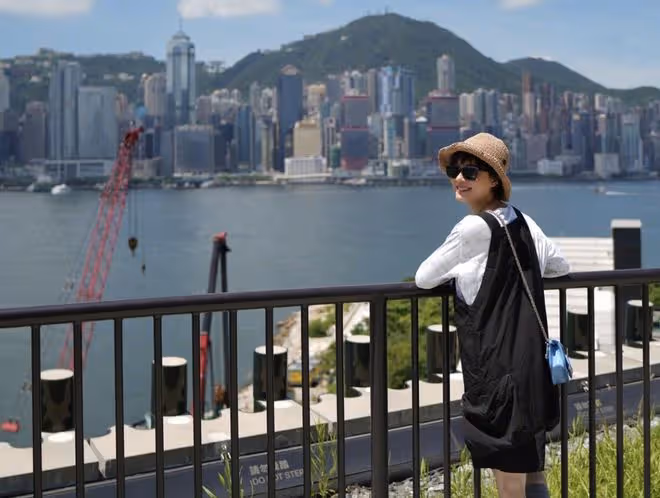 孫儷攜兒女出遊,在維多利亞港拍照背包才2萬元,疑帶孩子吃大席
