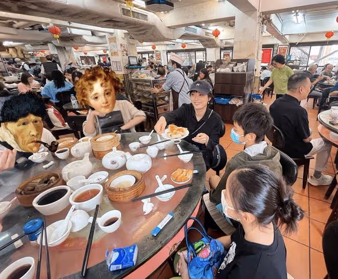 孫儷攜兒女出遊,在維多利亞港拍照背包才2萬元,疑帶孩子吃大席