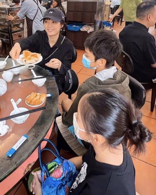 孫儷攜兒女出遊,在維多利亞港拍照背包才2萬元,疑帶孩子吃大席