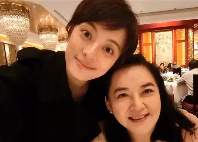 孫儷攜兒女出遊,在維多利亞港拍照背包才2萬元,疑帶孩子吃大席