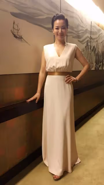 9年前嫁轉世活佛!44歲女星返台「變身佛學講師」報名超踴躍 不刻意喬裝打扮「素顏戴眼鏡」仍成全場焦點