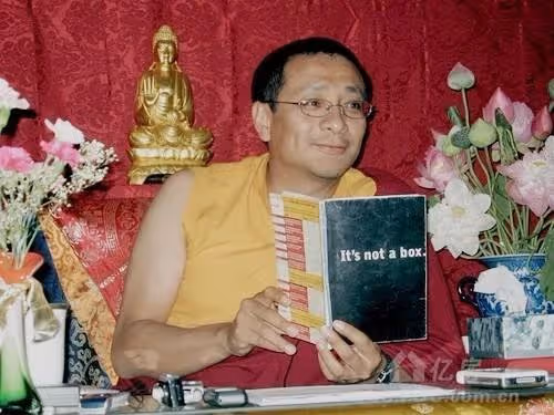9年前嫁轉世活佛!44歲女星返台「變身佛學講師」報名超踴躍 不刻意喬裝打扮「素顏戴眼鏡」仍成全場焦點