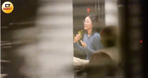 9年前嫁轉世活佛!44歲女星返台「變身佛學講師」報名超踴躍 不刻意喬裝打扮「素顏戴眼鏡」仍成全場焦點