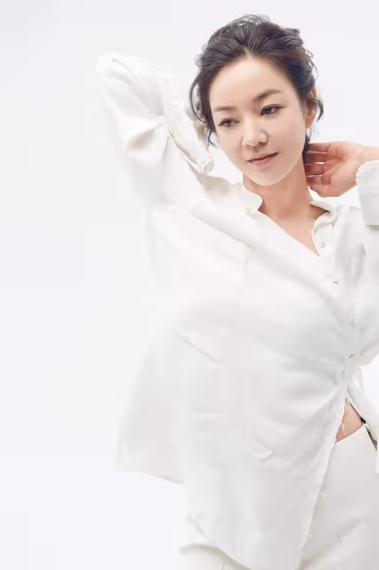 9年前嫁轉世活佛!44歲女星返台「變身佛學講師」報名超踴躍 不刻意喬裝打扮「素顏戴眼鏡」仍成全場焦點