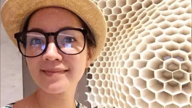 9年前嫁轉世活佛!44歲女星返台「變身佛學講師」報名超踴躍 不刻意喬裝打扮「素顏戴眼鏡」仍成全場焦點