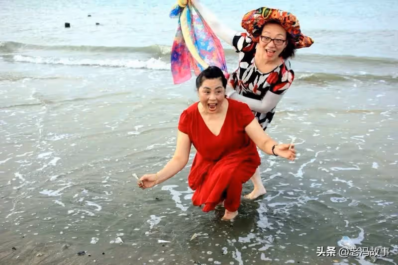 自從兒媳花十萬給父母買衣服後,我才明白,兒媳始終把我當外人