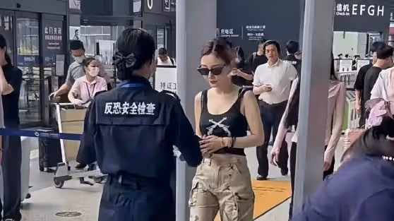 42歲李小璐穿低胸秀身材，離開賈乃亮四年後，繼續做回美少女？